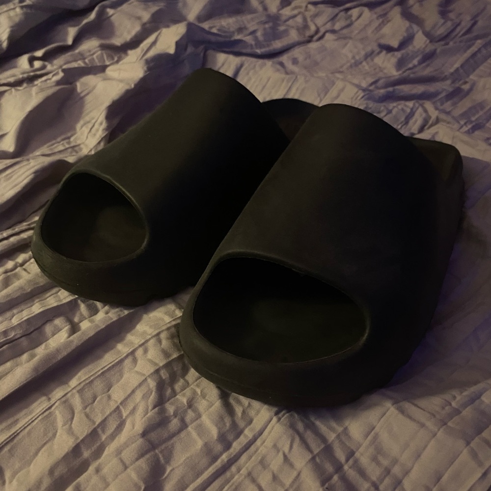 Black / Onyx Yeezy Slides